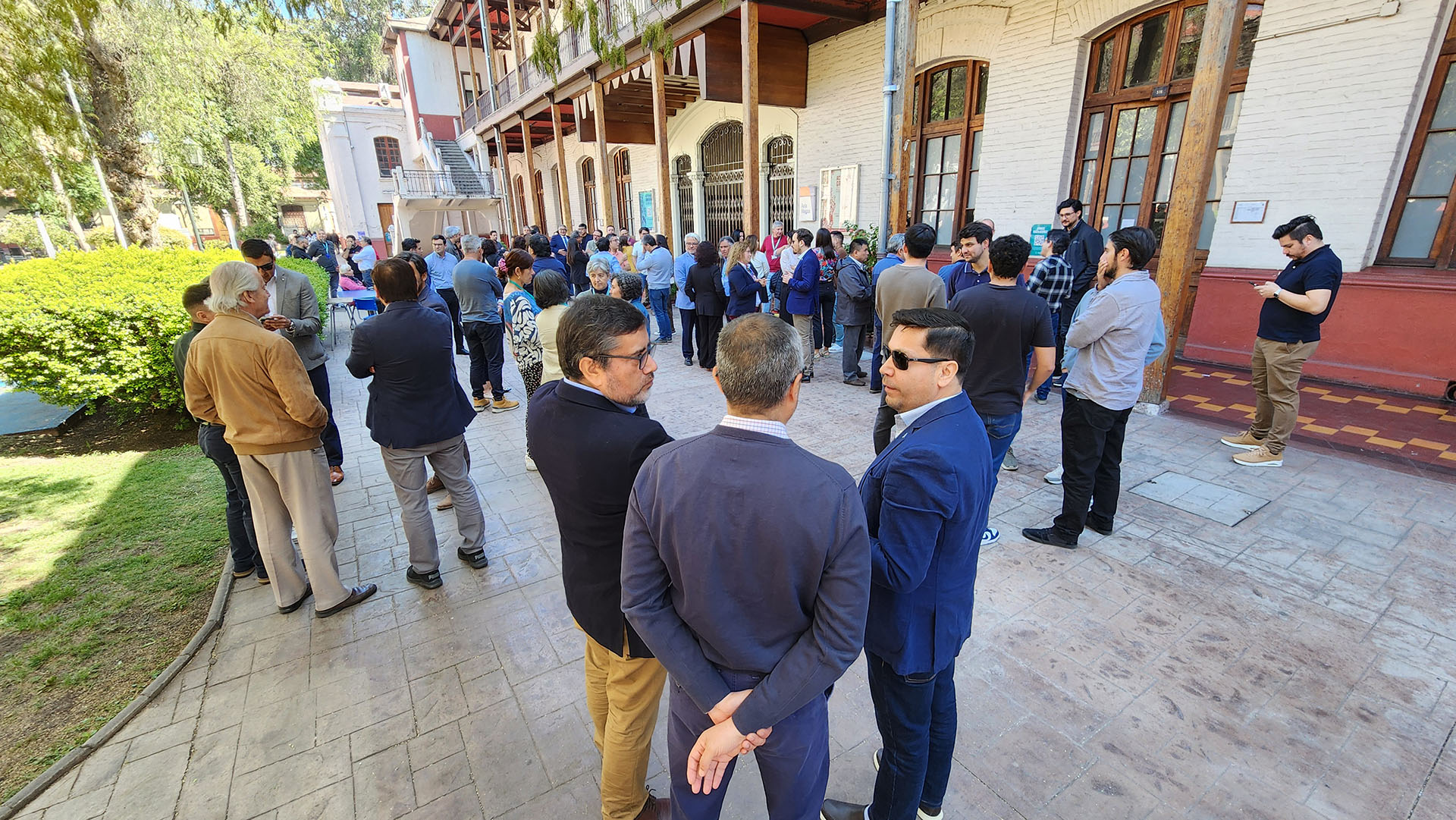 Foto grupal de apoyo a Cristian Muñoz Rector