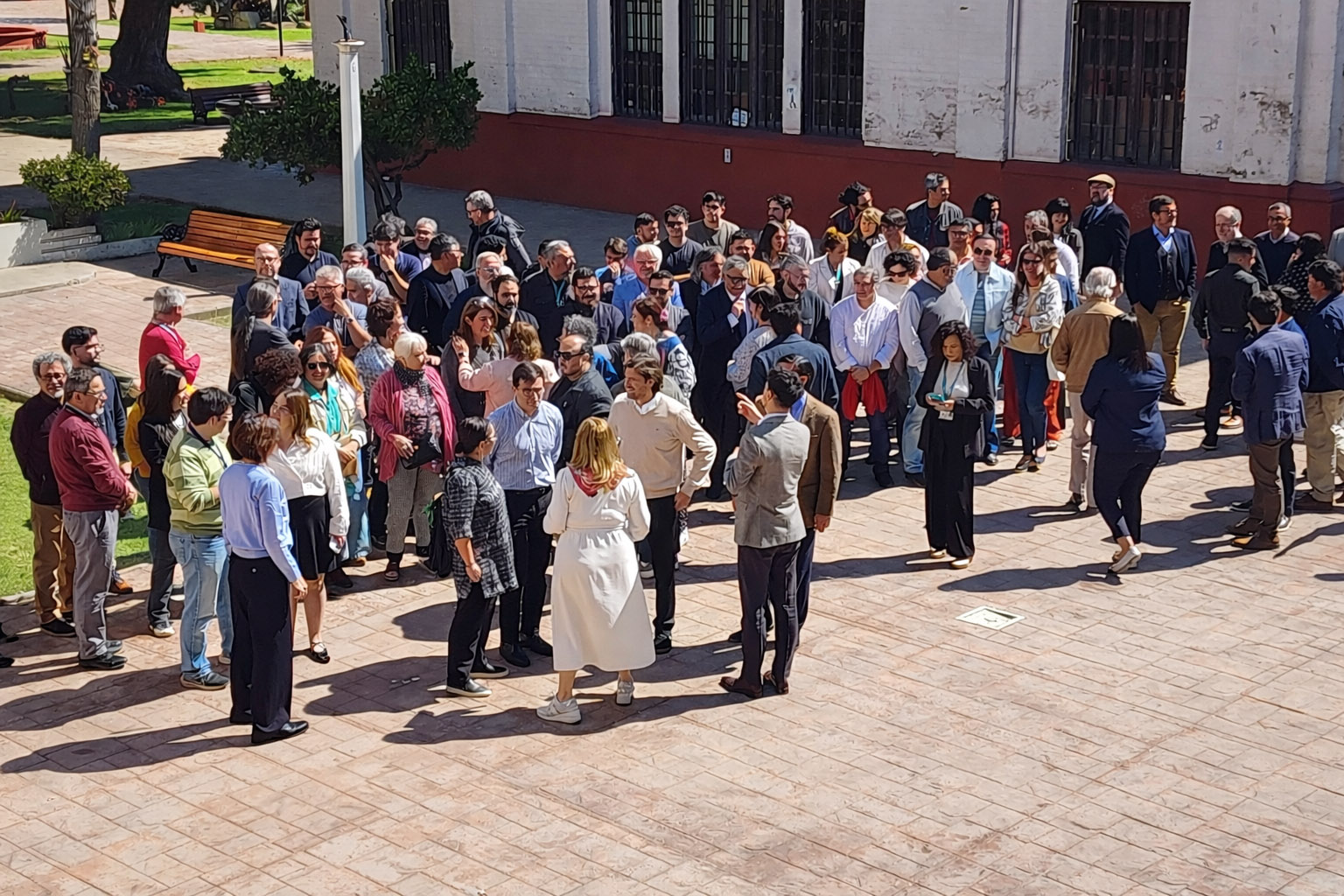 Foto grupal de apoyo a Cristian Muñoz Rector